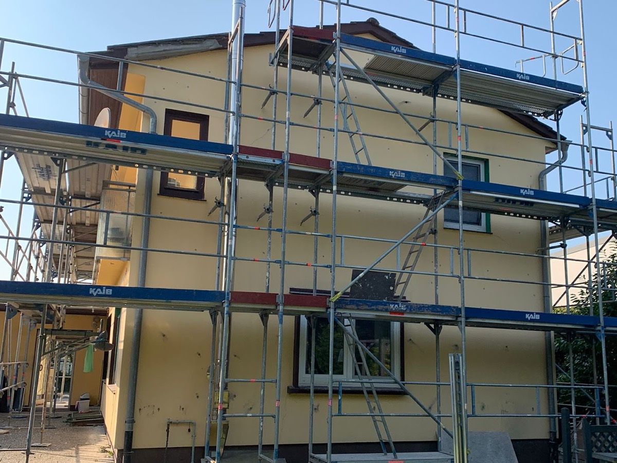 Eingerüstetes Wohnhaus während einer Sanierungsmaßnahme
